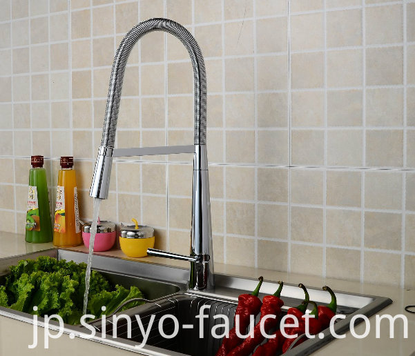 Pull Down Kitchen Lavatory Faucet Single Handle Kitchen Sink Faucet (QH3055K)